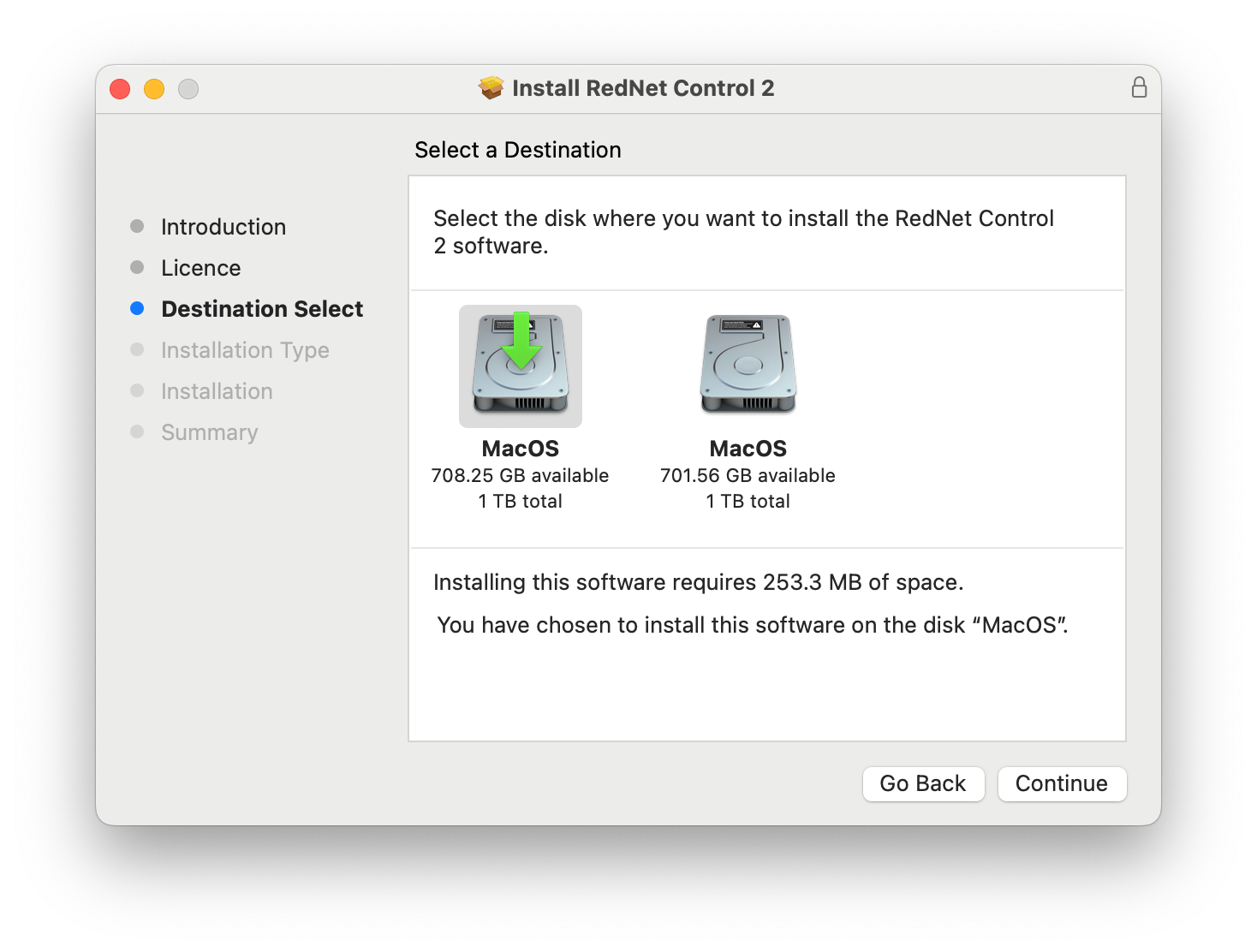 インストール先の選択ステージでのRedNet Control 2インストーラの別のスクリーンショット。 ただし、2つのハードディスクドライブアイコンはグレー表示されなくなり、左側のアイコンが選択され、緑色の下向き矢印とグレーの選択ボックスでこれが示されています。 「追加のディスクを確認中…」メッセージは、インストールに必要な容量と選択したディスクの名前を詳述するメッセージに置き換えられ、「続ける」ボタンもグレー表示されなくなりました。